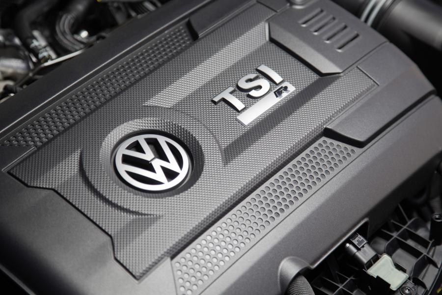 Моторный отсек Volkswagen Golf R 5-Door 2017 года  (UK) (фото 10 из 30)